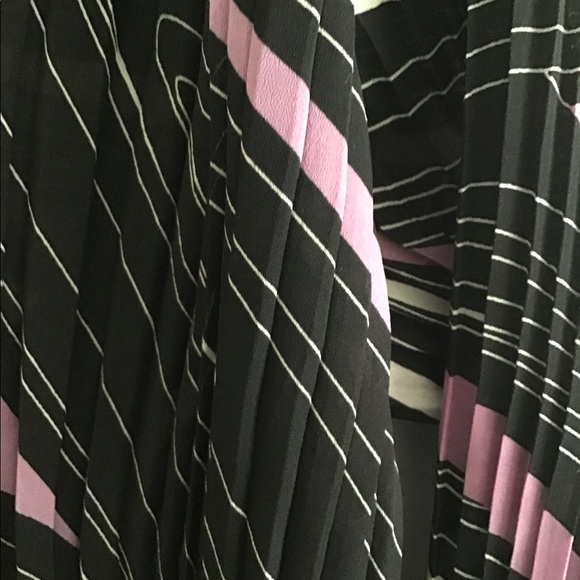 Very cute long bell sleeve blouse. W/lace up front - Picture 3 of 3